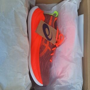 Road running shoes